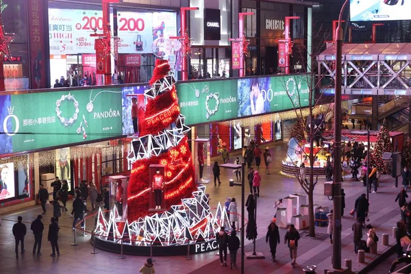 Pedestres Passam Por Decorações Iluminadas Para Celebrar Próximo Natal Shopping — Fotografia de Stock