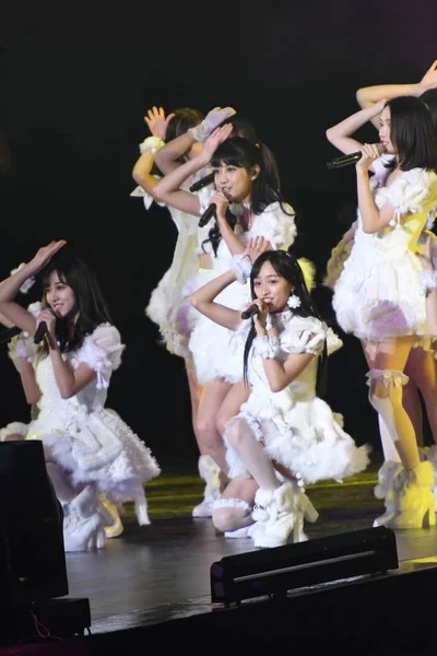 Участники Китайской Женской Группы Snh48 Выступают Церемонии Migu Music Awards — стоковое фото