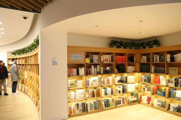 Los Libros Exhiben Una Sucursal Xinhua Bookstore Cadena Librerías Más — Foto de Stock