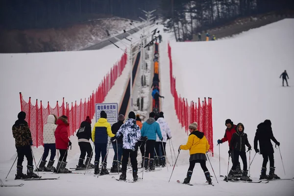 Studenter Från Northeastern University Deltar Skid Lektion Vid Baiqingzhai Skidort — Stockfoto