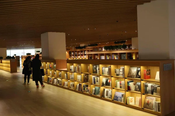 Los Clientes Leen Libros Una Sucursal Xinhua Bookstore Cadena Librerías —  Fotos de Stock