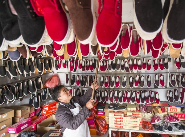 Artesano Chino Fang Zhouping Con Más Años Experiencia Fabricación Suelas — Foto de Stock