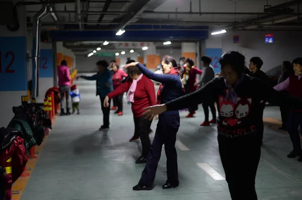 2017 日中国東部の山東省済南市の住宅地の地下駐車場で地元の中国女性ダンス — ストック写真
