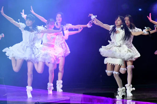 Участники Китайской Женской Группы Snh48 Выступают Церемонии Migu Music Awards — стоковое фото