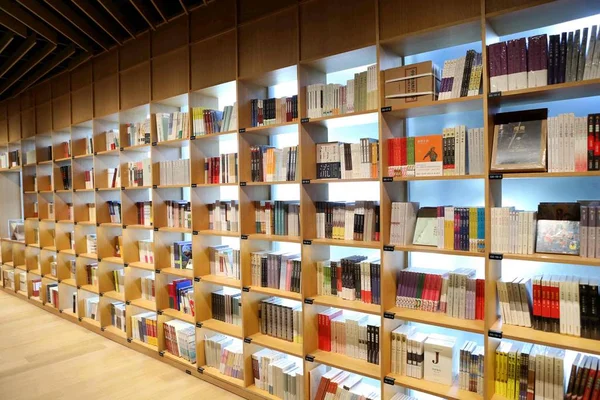 Los Libros Exhiben Una Sucursal Xinhua Bookstore Cadena Librerías Más — Foto de Stock