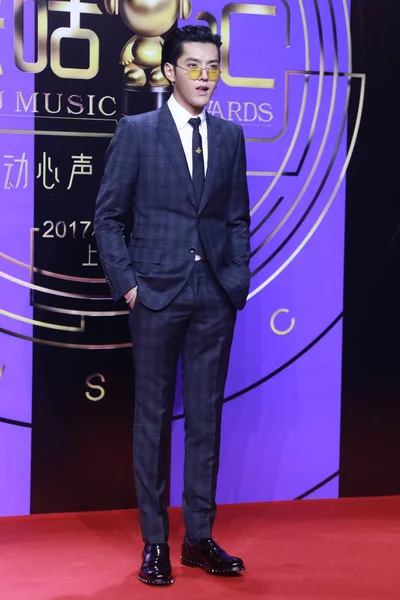 中国の歌手および俳優クリス呉または呉 Yifan を提起彼が 2017 上海で第 Migu 音楽賞のレッド カーペットに到着 — ストック写真