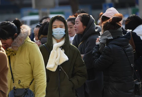 Chinese Klanten Wachten Een Uurs Wachtrij Winter Koud Luxe Kopen — Stockfoto