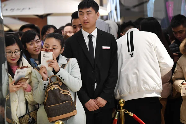 Chinese Customers Wait Hour Queue Winter Cold Buy Luxuries Due — Stock Photo, Image