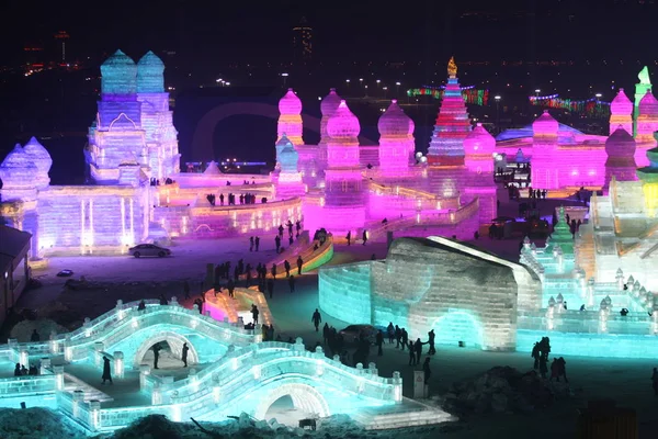 Turistas Olham Para Esculturas Gelo Iluminadas Xix Harbin Ice Snow — Fotografia de Stock