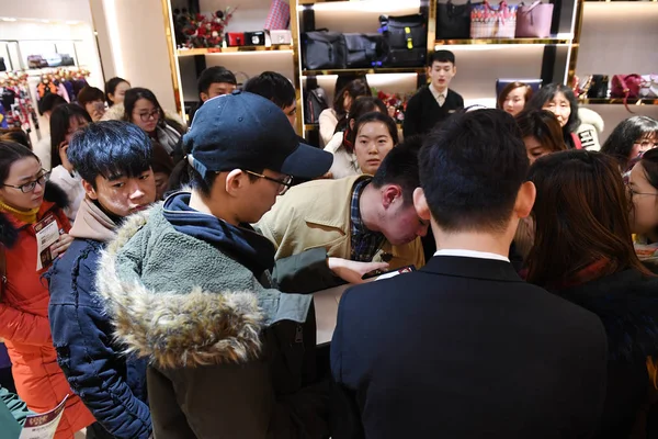 Chinese Customers Wait Hour Queue Winter Cold Buy Luxuries Due — 图库照片