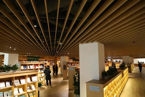 Klienci Czytali Książki Oddziale Xinhua Bookstore Będącej Własnością Państwa Największego — Zdjęcie stockowe