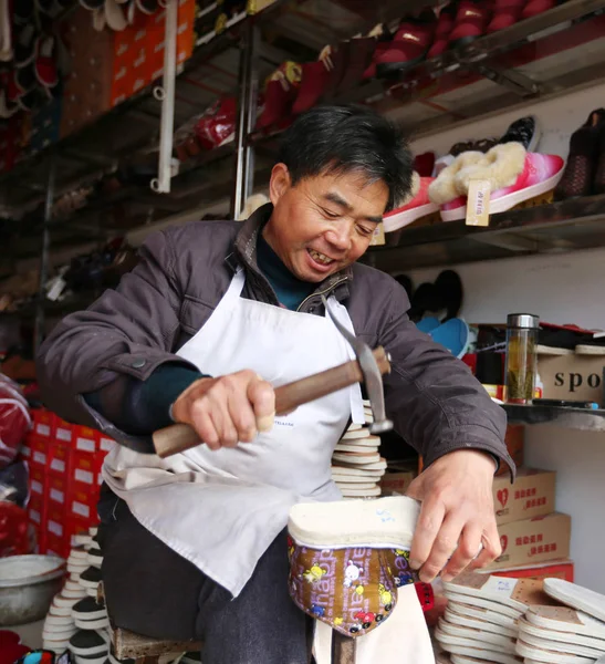 Chinês Artesão Fang Zhouping Com Mais Anos Experiências Fabricação Solas — Fotografia de Stock