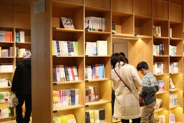 Los Clientes Leen Libros Una Sucursal Xinhua Bookstore Cadena Librerías —  Fotos de Stock