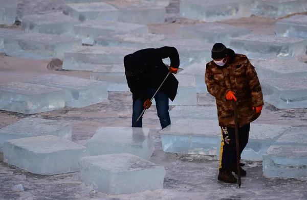 Chinesische Arbeiter Meißeln Den Zugefrorenen Xiuhu See Eisblöcke Qipan Gebirge — Stockfoto