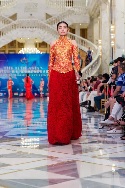Egy Versenyző Megjeleníti Létrehozása Során Ázsiai Szupermodell Verseny Imperial Palace — Stock Fotó