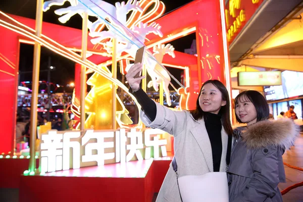 Fußgänger Machen Selfies Mit Einer Beleuchteten Dekoration Das Bevorstehende Weihnachts — Stockfoto