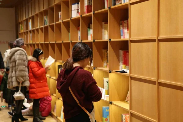 Los Clientes Leen Libros Una Sucursal Xinhua Bookstore Cadena Librerías —  Fotos de Stock