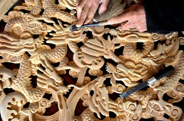 Year Old Chinese Craftsman Wang Sijun Craves Wooden Figure Dragons — Stock Photo, Image