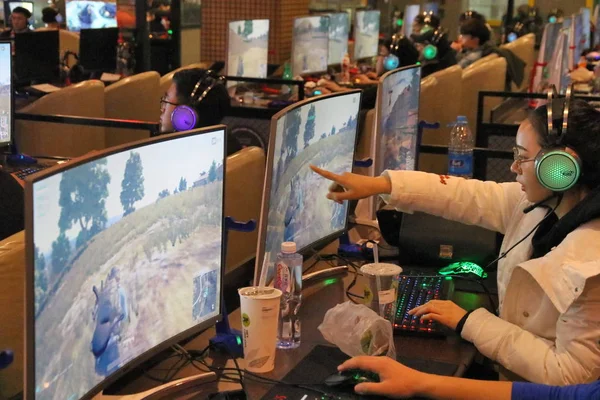 Fiatal Kínai Játékosok Versenyeznek Mérkőzést Videojáték Playerunknown Battlegrounds Pubg Során — Stock Fotó