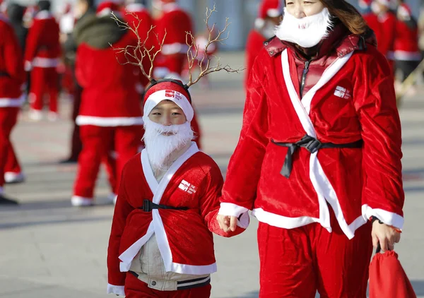 Les Participants Déguisés Père Noël Prennent Part Course Père Noël — Photo