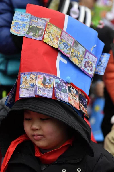 中国少年学生は 2019 日南校 Tiantaigang 小学校の帽子ショーの間に彼の創造を表示します — ストック写真