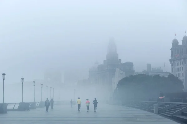 Пішоходи Ходять Набережній Бунду Вздовж Річки Хуанпу Тяжкому Тумані Puxi — стокове фото