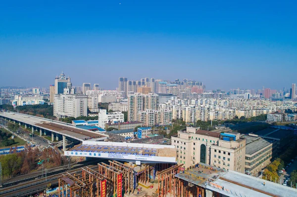 箱桁橋は 2017年12月19日 中国中部の湖北省武漢市で建設中の漢江大通りにドッキングするために 鉄道の上を時計回りに回転します — ストック写真