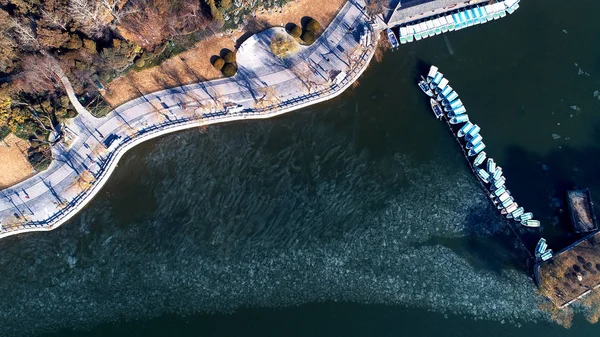 Vista Aérea Trozos Hielo Flotando Lago Daming Convirtiendo Escena Gigantesco — Foto de Stock