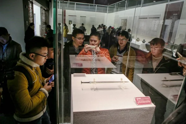 Visitatori Cinesi Guardano Spada Gou Jian Del Regno Yue Mostra — Foto Stock