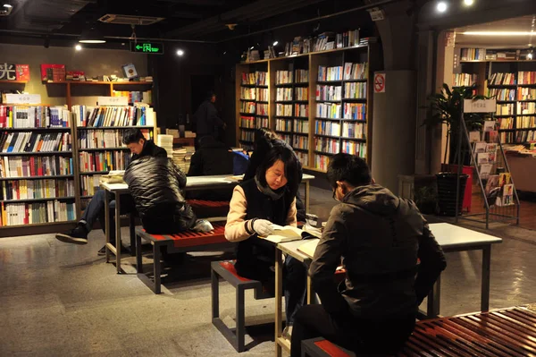 Clientes Leem Livros Livraria Horas Popular Bookmall Fuzhou Road Xangai — Fotografia de Stock