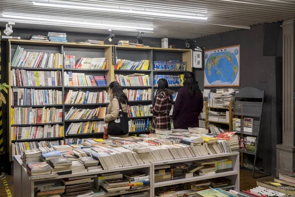 Ügyfelek Olvasnak Könyveket Órás Könyvesboltban Népszerű Bookmall Fuzhou Road Shanghai — Stock Fotó