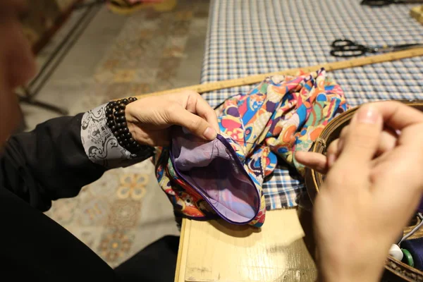 Yaşındaki Çinli Handicraftsman Zhang Haichao Bir Cheongsam Çin Olarak Bilinen — Stok fotoğraf