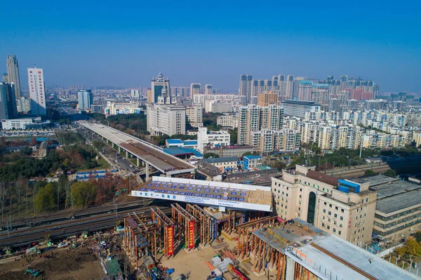 箱桁橋は 2017年12月19日 中国中部の湖北省武漢市で建設中の漢江大通りにドッキングするために 鉄道の上を時計回りに回転します — ストック写真
