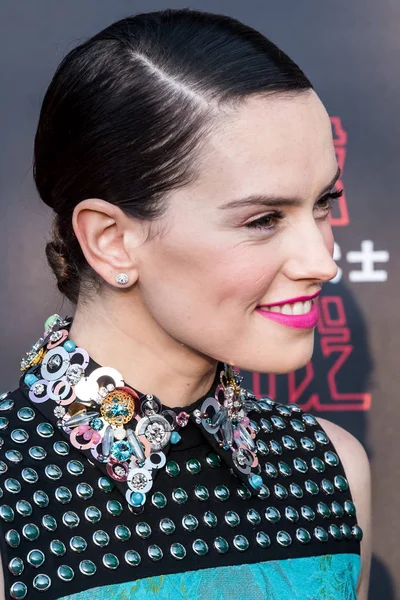 Actriz Cantante Inglesa Daisy Ridley Posa Mientras Llega Alfombra Roja — Foto de Stock