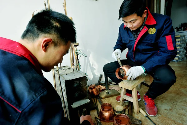 Kínai Munkavállalók Létre Normál Hotpots Készült Vörös Réz Egy Boltban — Stock Fotó