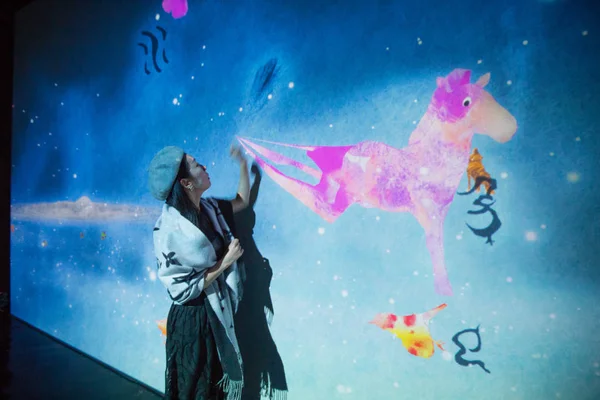 Een Lokale Inwoner Bezoekt Teamlab Dance Kunsttentoonstelling Leren Spelen Toekomst — Stockfoto