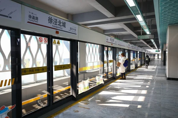 Widok Wnętrza Stacji Metra Xujingbeicheng Linii Metra Szanghaju Chiny Grudnia — Zdjęcie stockowe