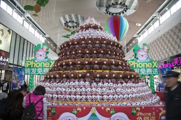 Los Clientes Miran Árbol Navidad Hecho Del Amado Personaje Linea — Foto de Stock