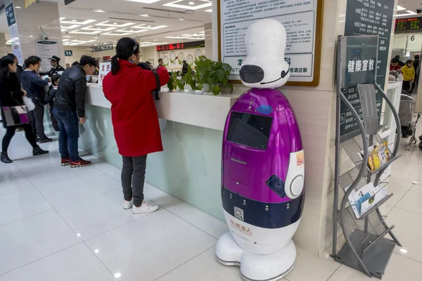 Robot Inteligente Xiaoi Para Ayudar Los Pacientes Exhibe Hospital Renji —  Fotos de Stock