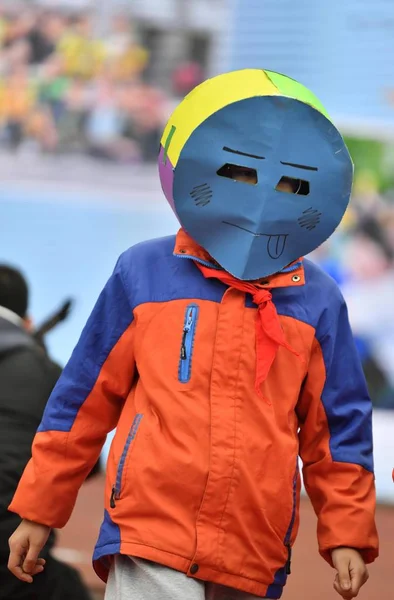 Een Jonge Chinese Jongen Student Toont Zijn Creatie Tijdens Een — Stockfoto