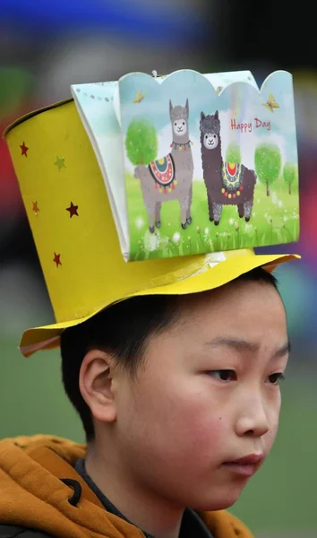 Молодой Китайский Мальчик Демонстрирует Свое Творение Выставке Шляп Кампусе Наньху — стоковое фото