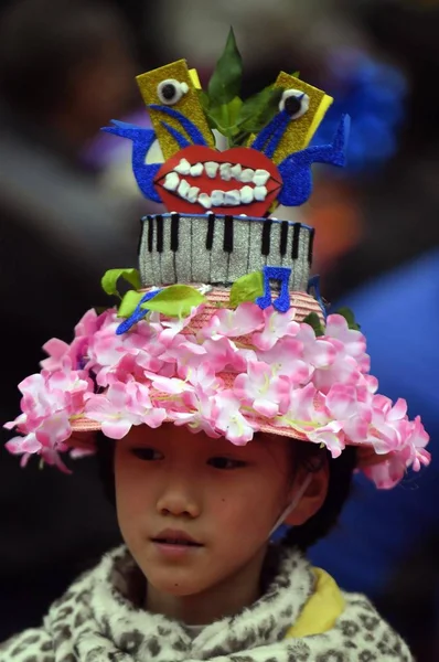 Eine Junge Chinesische Studentin Zeigt Ihre Kreation Während Einer Hutschau — Stockfoto