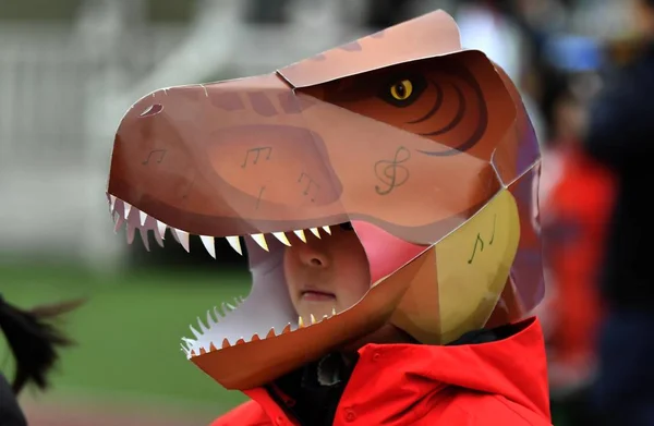 Joven Estudiante Chino Muestra Creación Durante Una Exposición Sombreros Campus — Foto de Stock