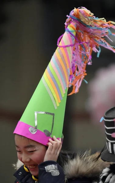 Una Joven Estudiante China Muestra Creación Durante Una Exposición Sombreros —  Fotos de Stock