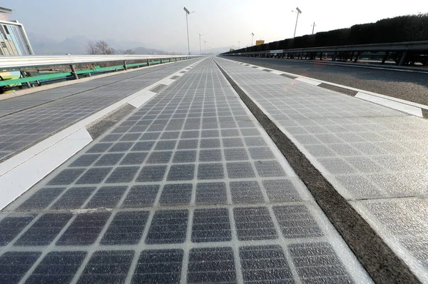 Los Paneles Solares Están Pavimentados Primera Carretera Fotovoltaica Del Mundo —  Fotos de Stock