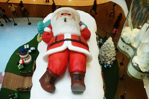 Letecký Pohled Obra Santa Clause Ležící Střeše Kabiny Před Vánocemi — Stock fotografie
