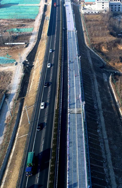 2017 日中国東部の山東省済南市に建設中の世界の最初太陽光発電高速道路に太陽電池パネルの空撮 — ストック写真