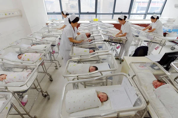 Des Infirmières Chinoises Assistent Des Nouveau Nés Dans Hôpital Lanzhou — Photo