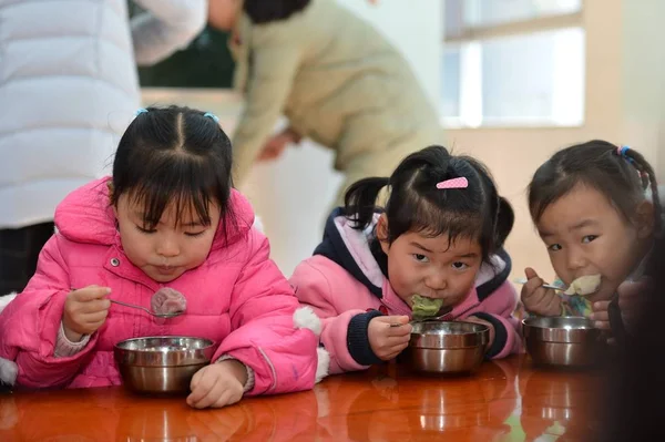 Китайские Дети Едят Пельмени Которые Сделали Своим Учителем Отпраздновать Предстоящий — стоковое фото