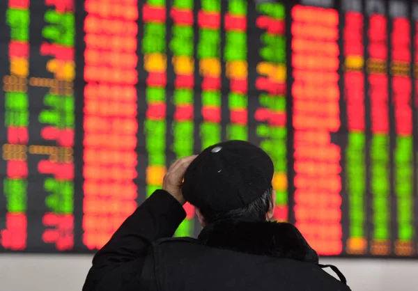 中国の投資家は 東シナの安徽州 Fuyang 市の株式仲買家で株式の価格を見て 価格上昇のために赤 価格下落のためにグリーン 月2017 — ストック写真